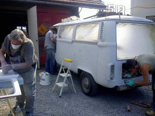 Die ganze Familie hilft mit beim Restaurieren des VW Bulli T2